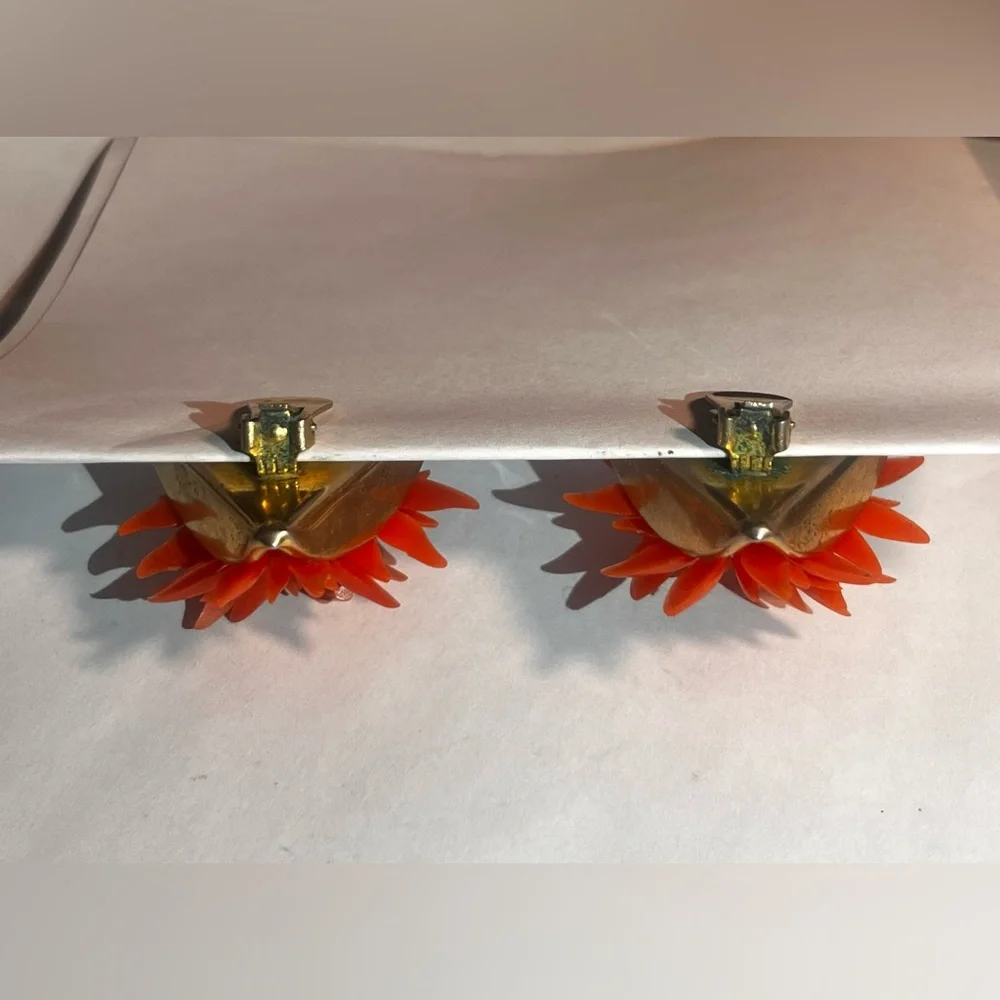 VINTAGE MCM ORANGE FLORAL CLUSTER COSTUME JEWELRY CLIP ON EARRINGS - Picture 4 of 6